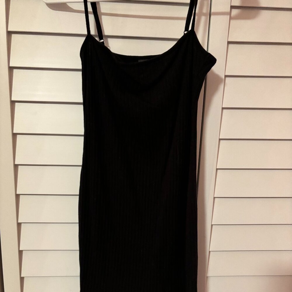 Simple ribbed black body-con dress